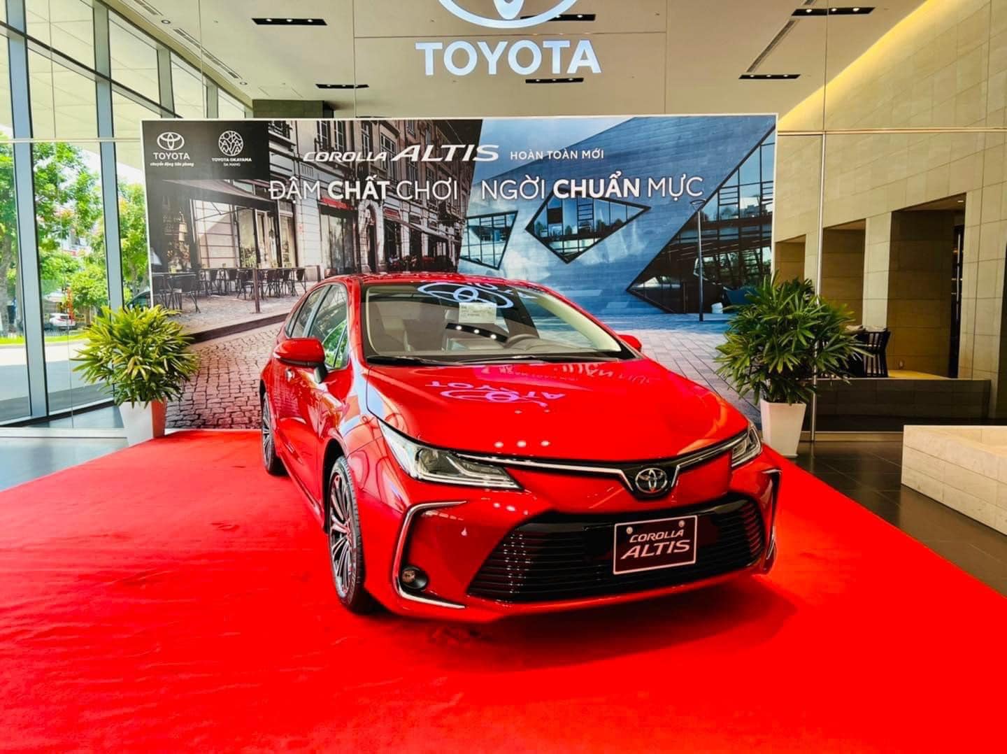 Giá xe Toyota Corolla Altis lăn bánh tháng 5/2024: Giảm không “phanh” đấu Mazda 3