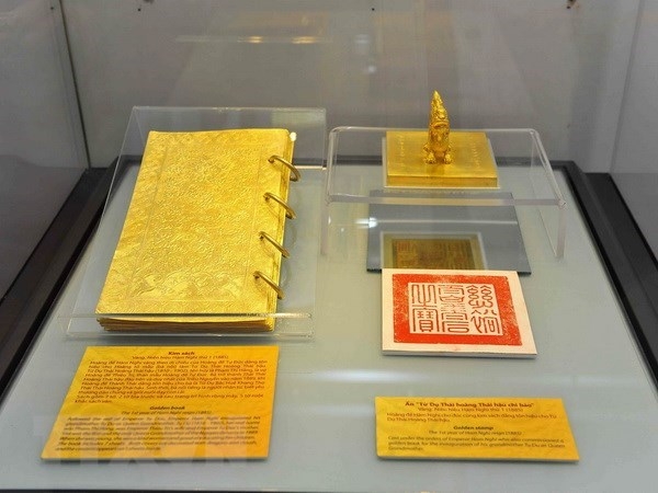 Chiêm ngưỡng sách cổ được đúc bằng vàng ròng thời vương triều nhà Nguyễn- Ảnh 1.