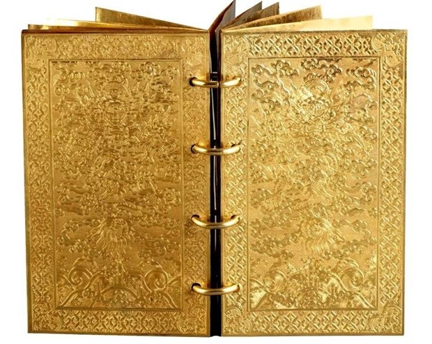 Chiêm ngưỡng sách cổ được đúc bằng vàng ròng thời vương triều nhà Nguyễn- Ảnh 2.