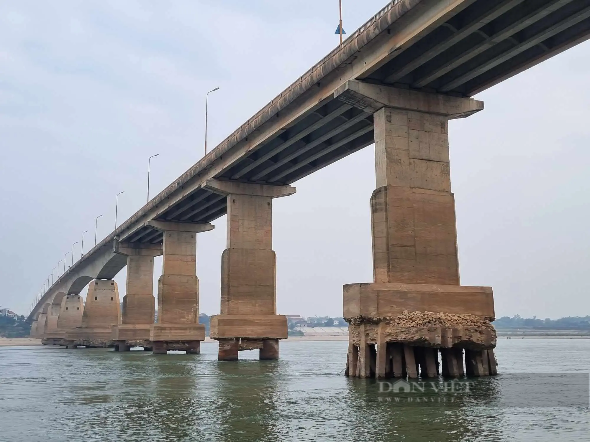 Cầu Trung Hà nối Hà Nội với Phú Thọ bị xói lở hở 7 m, trơ trụ móng- Ảnh 1.
