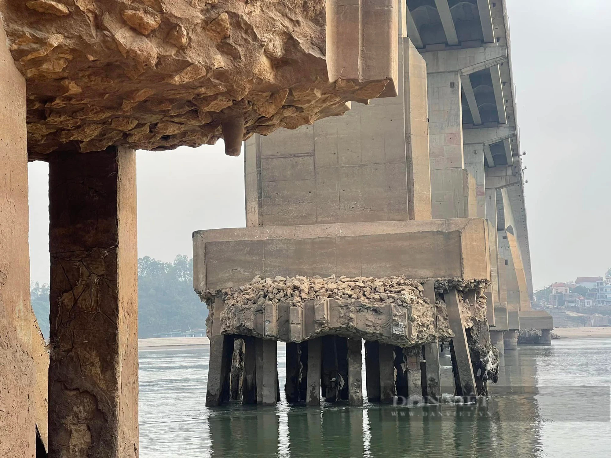 Cầu Trung Hà nối Hà Nội với Phú Thọ bị xói lở hở 7 m, trơ trụ móng- Ảnh 2.