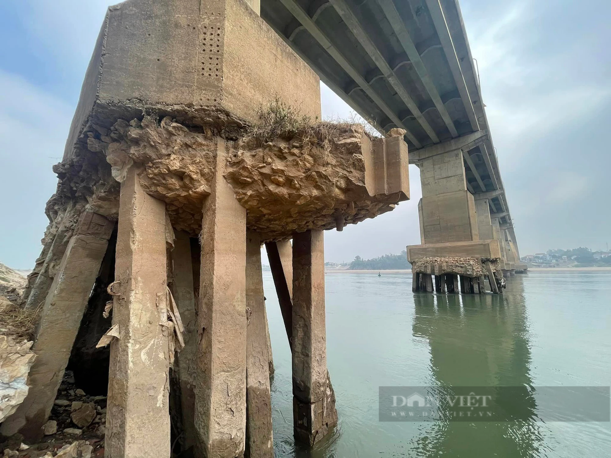 Cầu Trung Hà nối Hà Nội với Phú Thọ bị xói lở hở 7 m, trơ trụ móng- Ảnh 6.