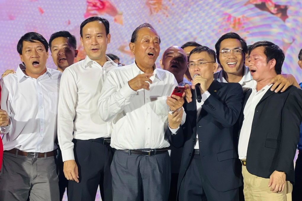 Nguyên Phó Thủ tướng Trương Hòa Bình say sưa hát "Bạn tôi" khi về trường cũ- Ảnh 1.