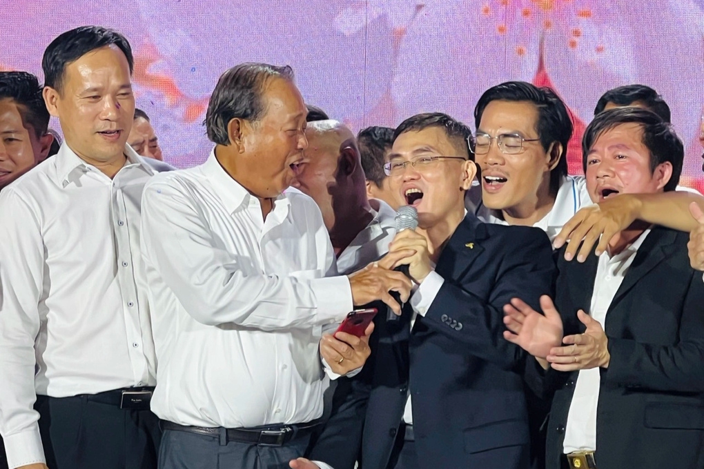 Nguyên Phó Thủ tướng Trương Hòa Bình say sưa hát "Bạn tôi" khi về trường cũ- Ảnh 2.