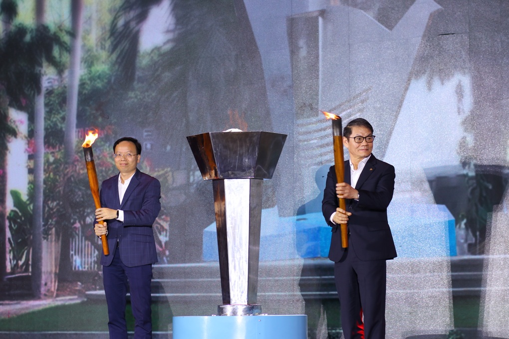 Nguyên Phó Thủ tướng Trương Hòa Bình say sưa hát "Bạn tôi" khi về trường cũ- Ảnh 3.