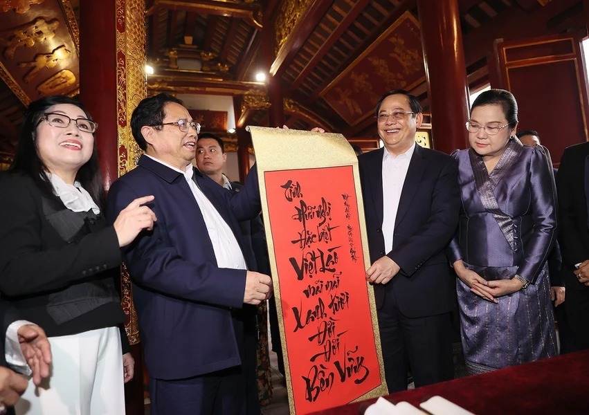 Hình ảnh báo chí 24h: Thủ tướng Phạm Minh Chính tặng chữ thư pháp cho Thủ tướng Lào- Ảnh 2.
