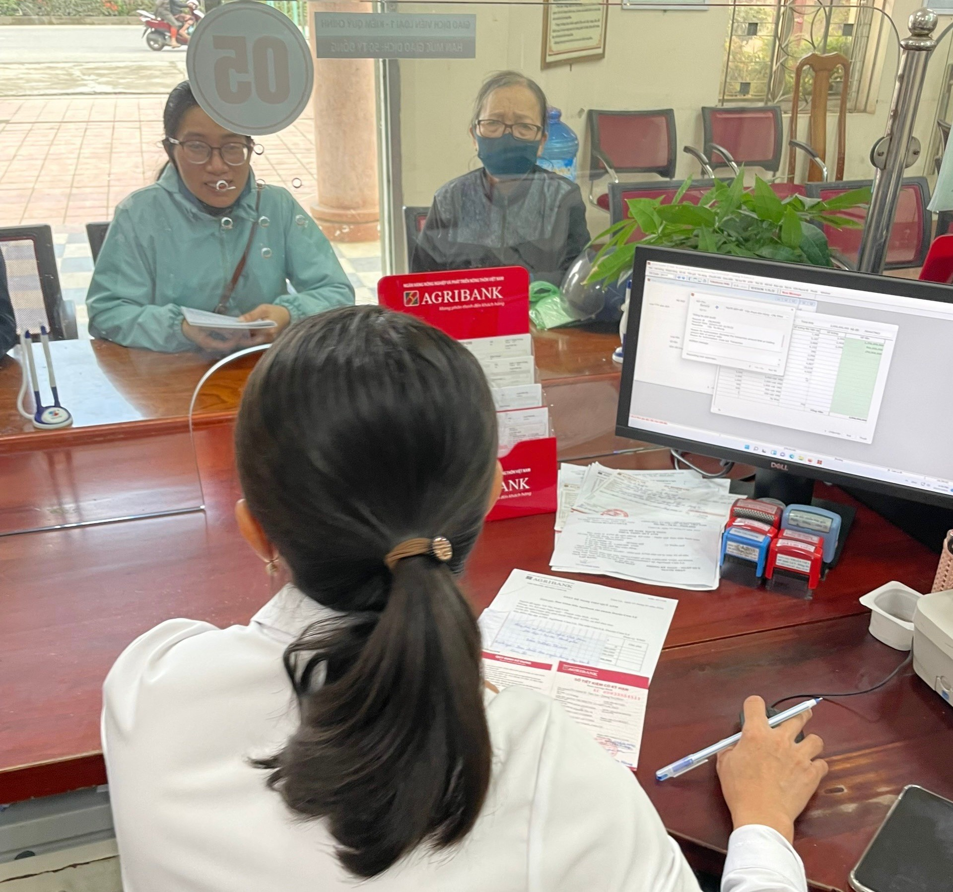 Quảng Trị: Nhân viên Agribank Cam Lộ nhanh trí giúp khách hàng tránh được “bẫy” chuyển tiền qua mạng- Ảnh 2.