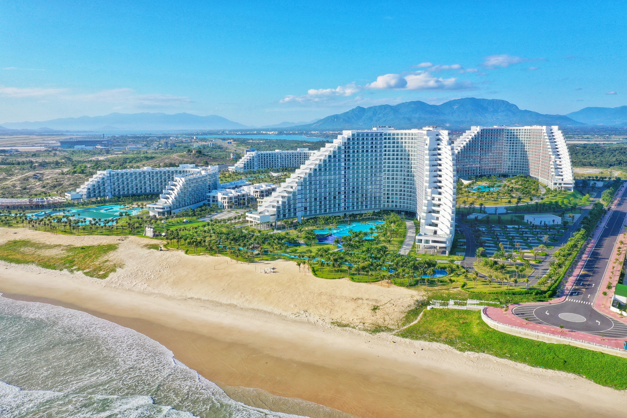 Trần Thái Cam Ranh đổi tên khách sạn The Arena Cam Ranh sang The Empyrean Cam Ranh Beach Resort- Ảnh 1.