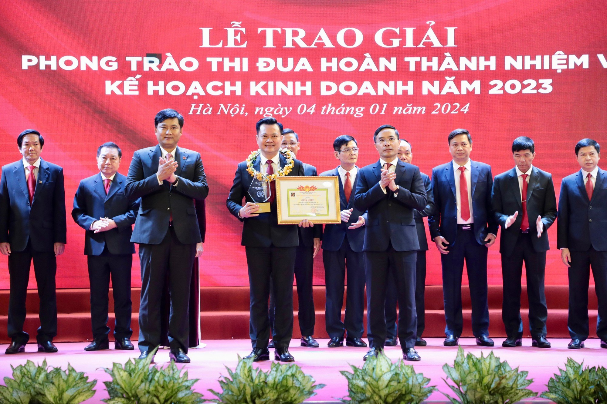 Agribank Chi nhánh tỉnh Long An vinh dự nhận Cờ Thi đua của Thủ tướng Chính phủ- Ảnh 2.