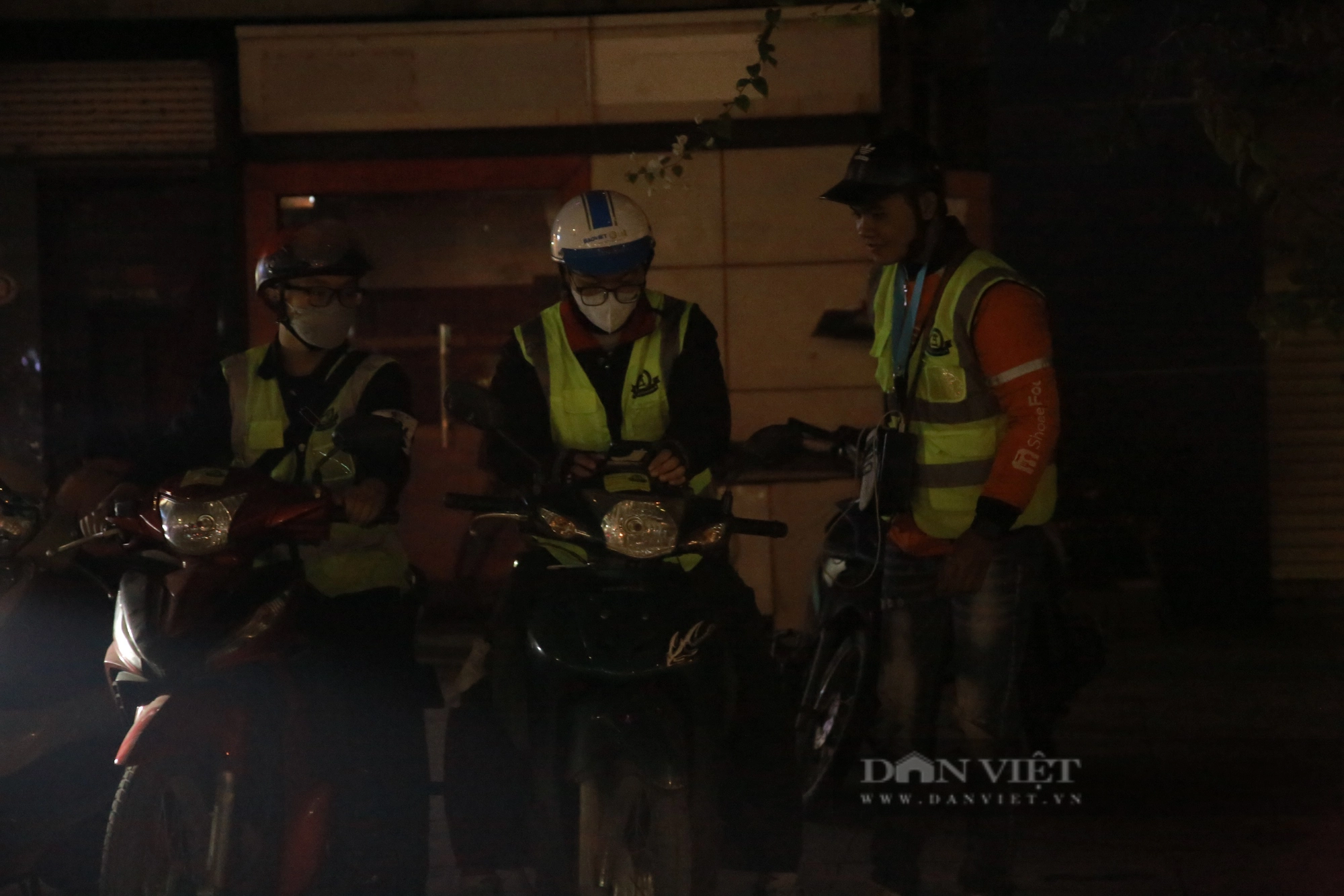 Đội cứu hộ xe máy miễn phí xuyên đêm tại Hà Nội- Ảnh 1.