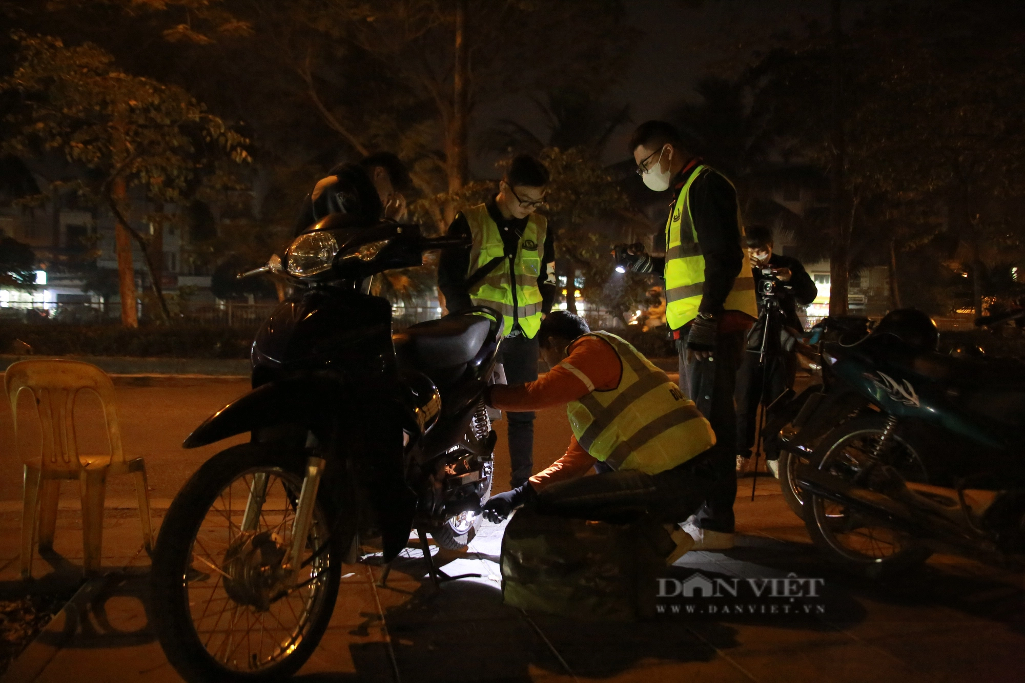 Đội cứu hộ xe máy miễn phí xuyên đêm tại Hà Nội- Ảnh 3.