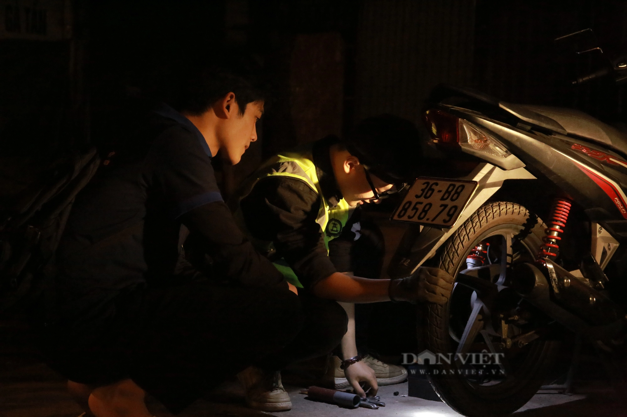 Đội cứu hộ xe máy miễn phí xuyên đêm tại Hà Nội- Ảnh 4.