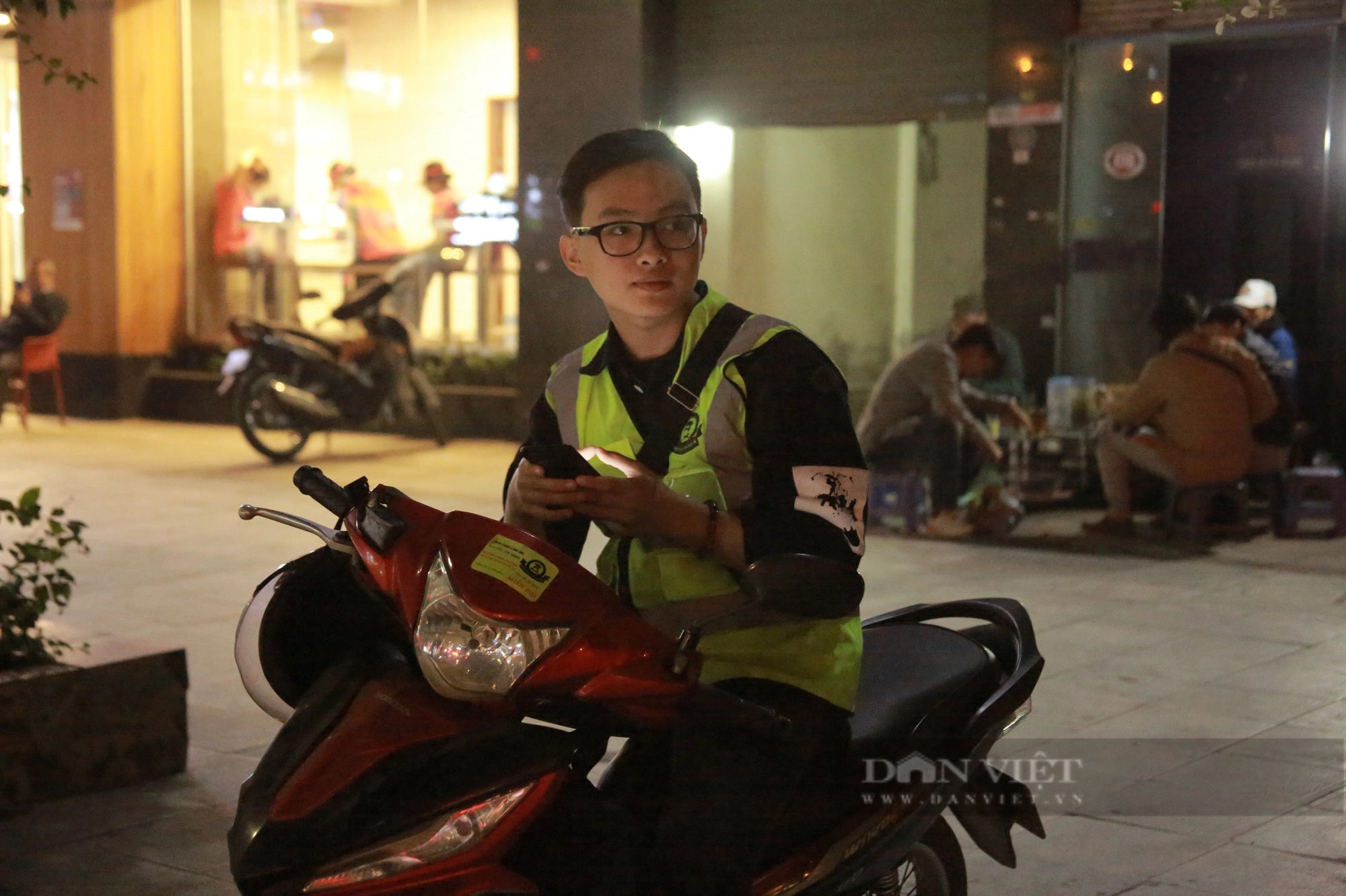 Đội cứu hộ xe máy miễn phí xuyên đêm tại Hà Nội- Ảnh 5.