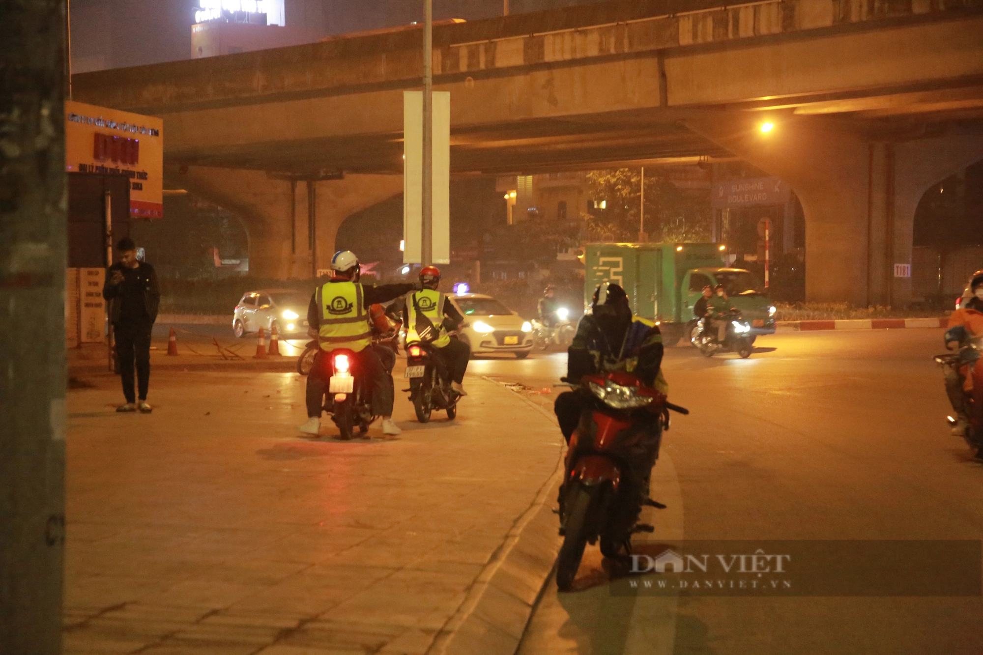Đội cứu hộ xe máy miễn phí xuyên đêm tại Hà Nội- Ảnh 6.