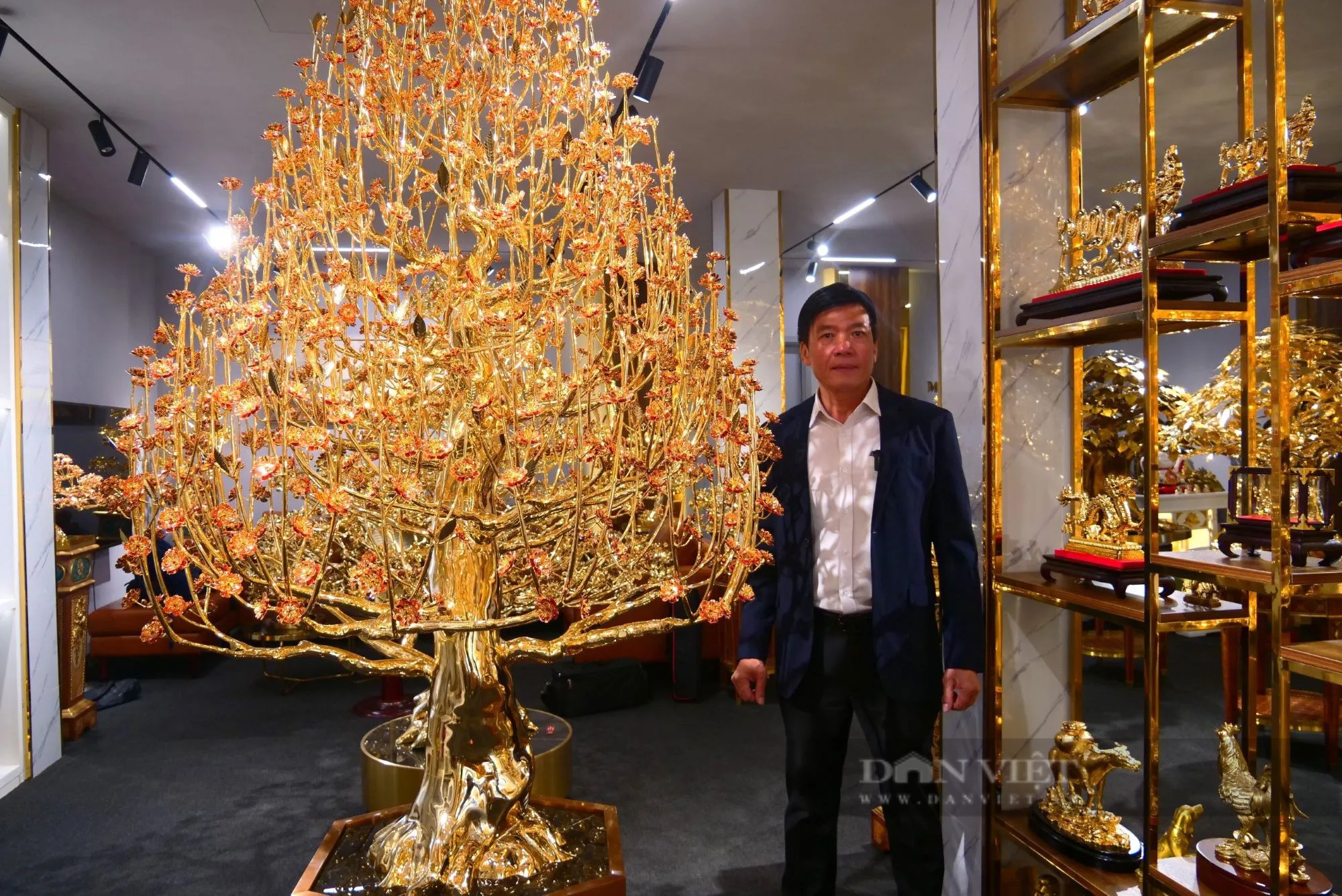 Doanh nhân "trồng" cây đào mạ vàng 24k lớn nhất Việt Nam, giá trên tỷ đồng- Ảnh 1.