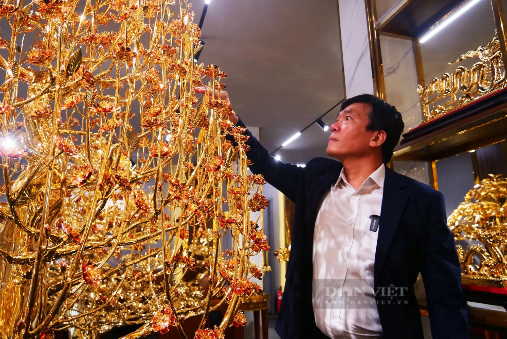 Doanh nhân "trồng" cây đào mạ vàng 24k lớn nhất Việt Nam, giá trên tỷ đồng- Ảnh 2.