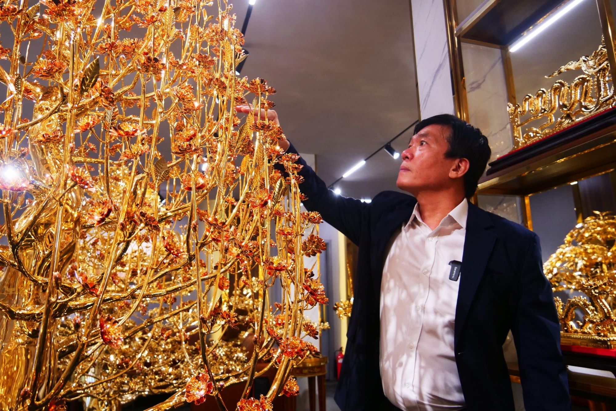 Cây đào mạ vàng 24K lớn nhất Việt Nam sẽ xuất hiện tại đường hoa Nguyễn Huệ Tết Giáp Thìn 2024- Ảnh 2.