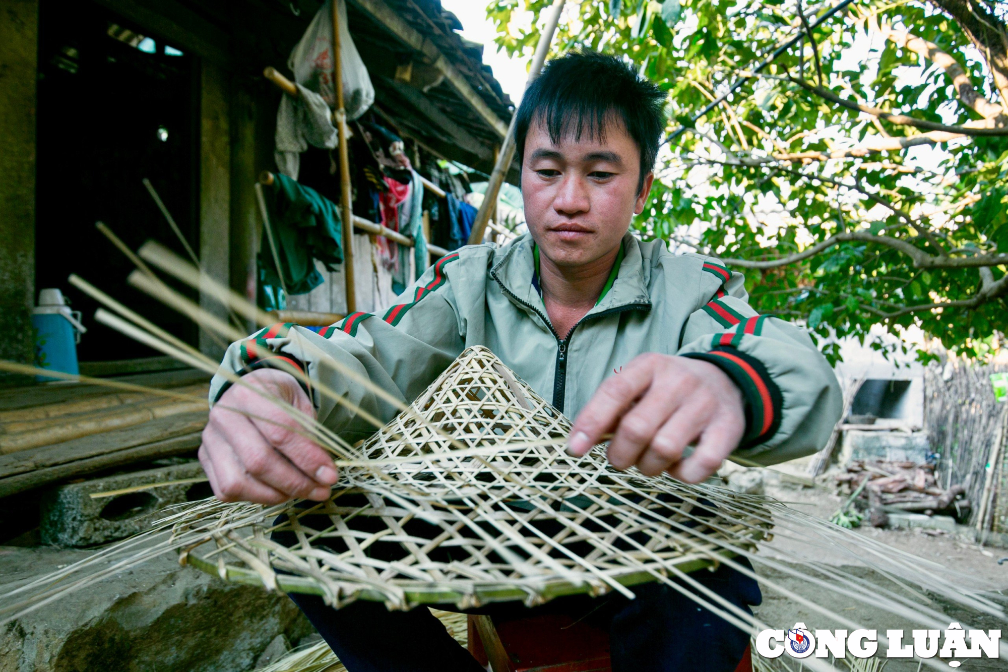 Ở Cao Bằng có nghề làm nón chúp xà, nghề này có gì độc đáo mà thu hút nhiều du khách đến tìm hiểu?- Ảnh 6.