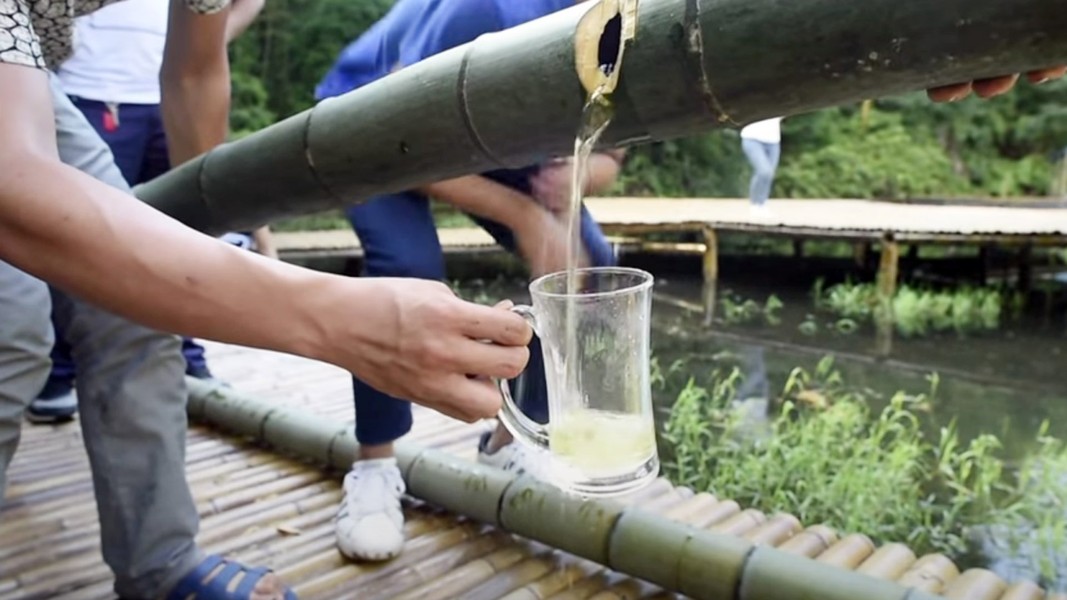 Loại rượu có hương vị thơm ngon đặc biệt, tinh khiết từ trong ống cây tre khiến nhiều "thượng đế" thích thú tìm mua- Ảnh 9.