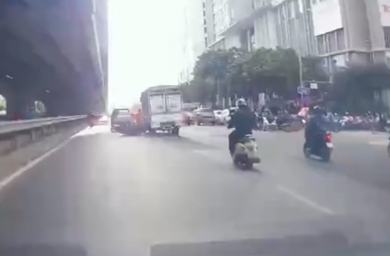 Công an huyện Thanh Trì đang xác minh, làm rõ vụ xe tải ép ngã xe máy trên đường Nguyễn Xiển- Ảnh 1.