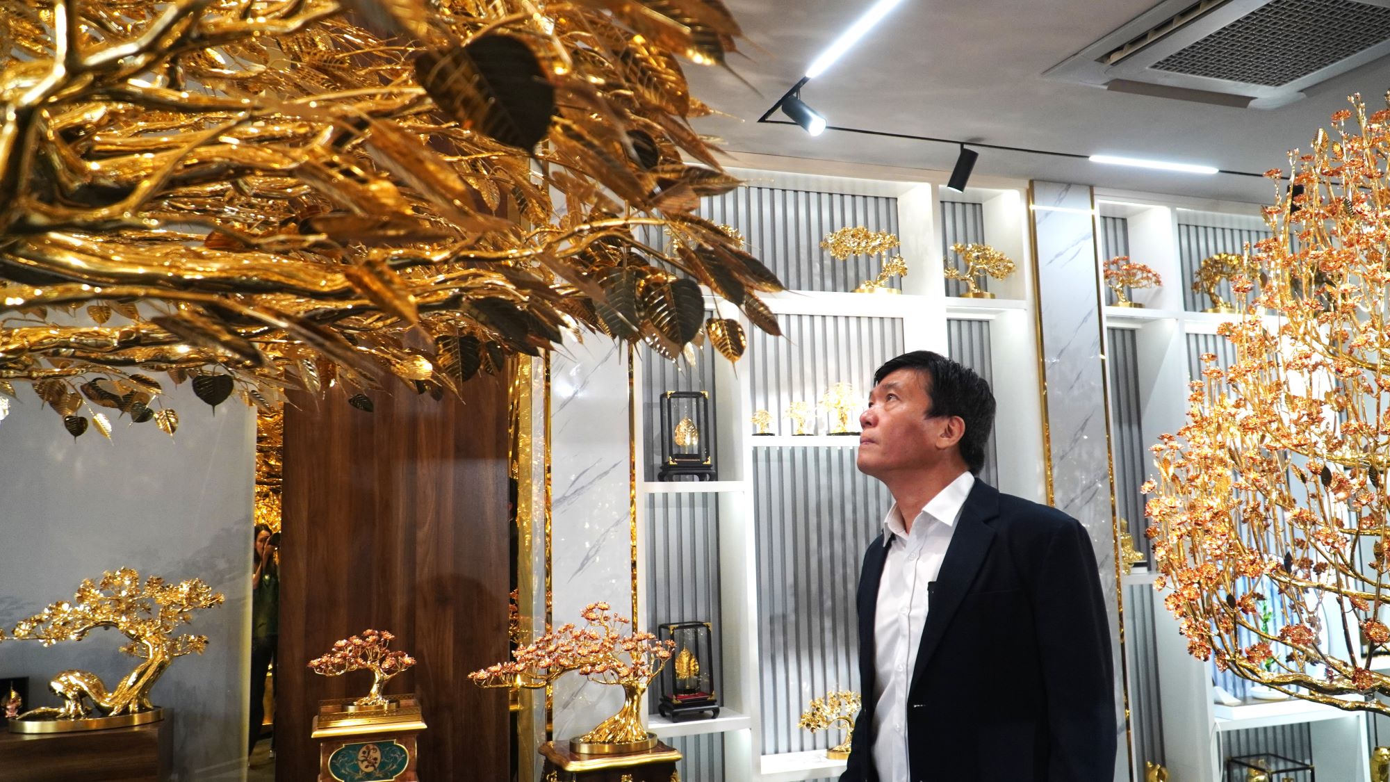 60 nghệ nhân chế tác cây bồ đề mạ vàng chưng Tết giá 24 tỷ đồng- Ảnh 2.