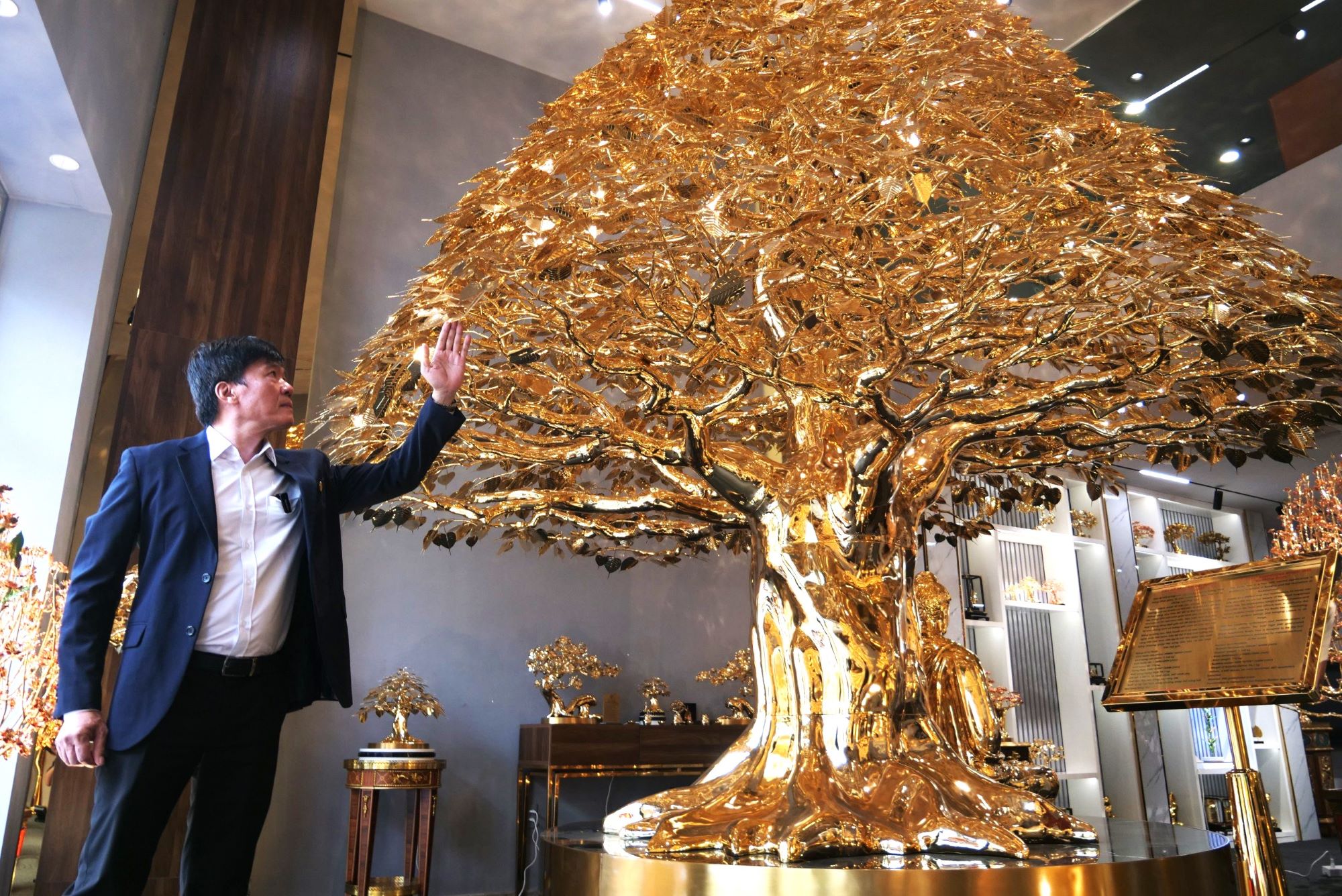 60 nghệ nhân chế tác cây bồ đề mạ vàng chưng Tết giá 24 tỷ đồng- Ảnh 1.