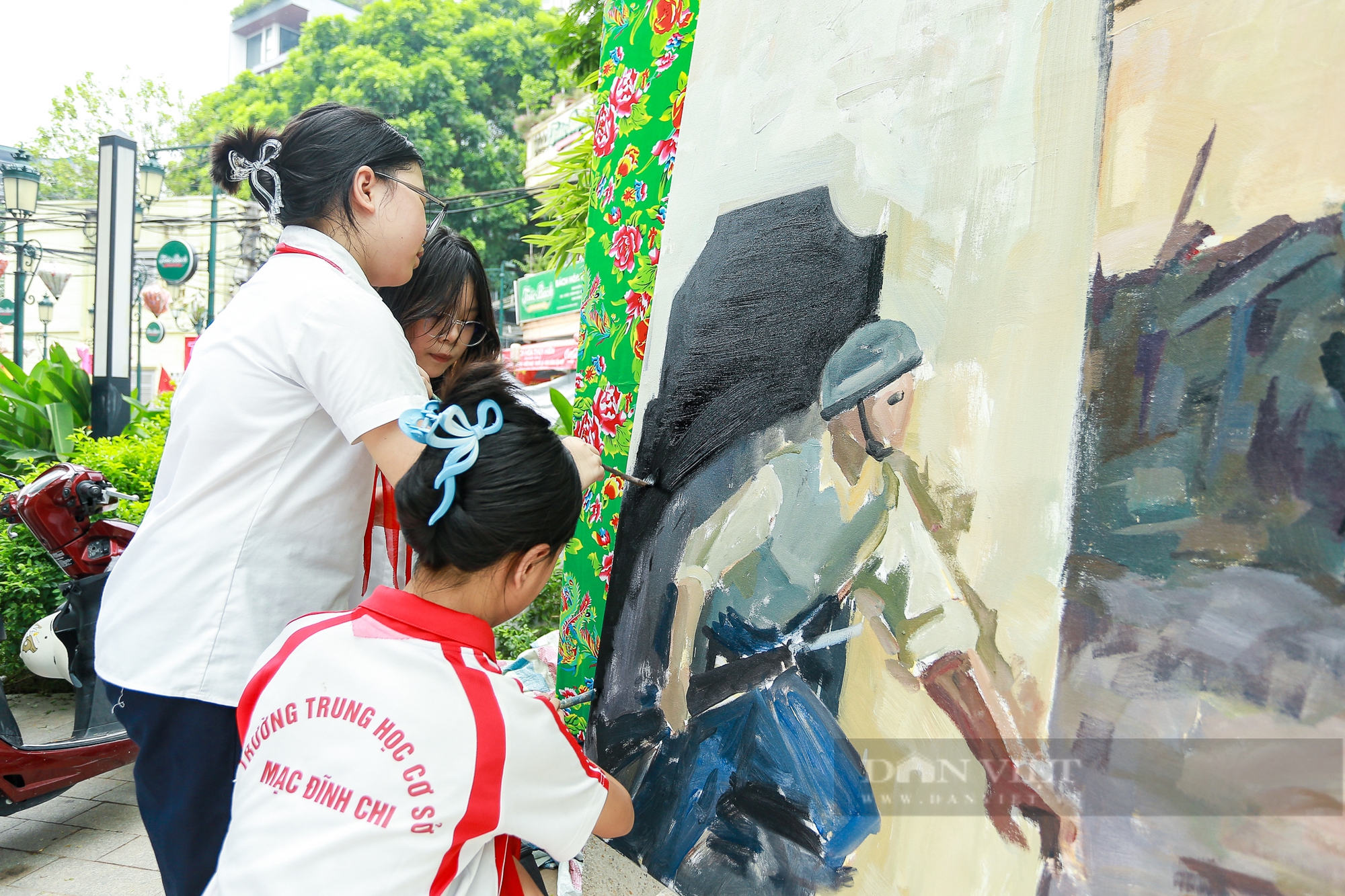 “ Họa sĩ nhí” góp sức tham gia hoàn thiện bức tranh Panorama chào mừng 70 năm Ngày Giải phóng Thủ đô - Ảnh 2.