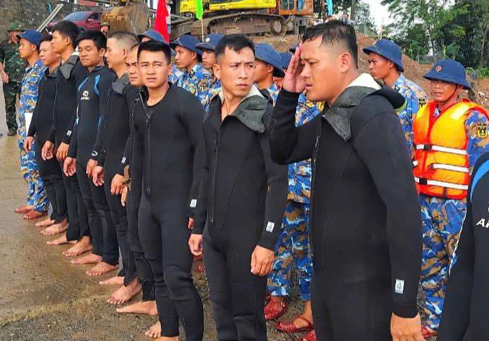 Lực lượng "người nhái" tinh nhuệ nhất lặn tìm kiếm nạn nhân vụ sập cầu Phong Châu - Ảnh 1.