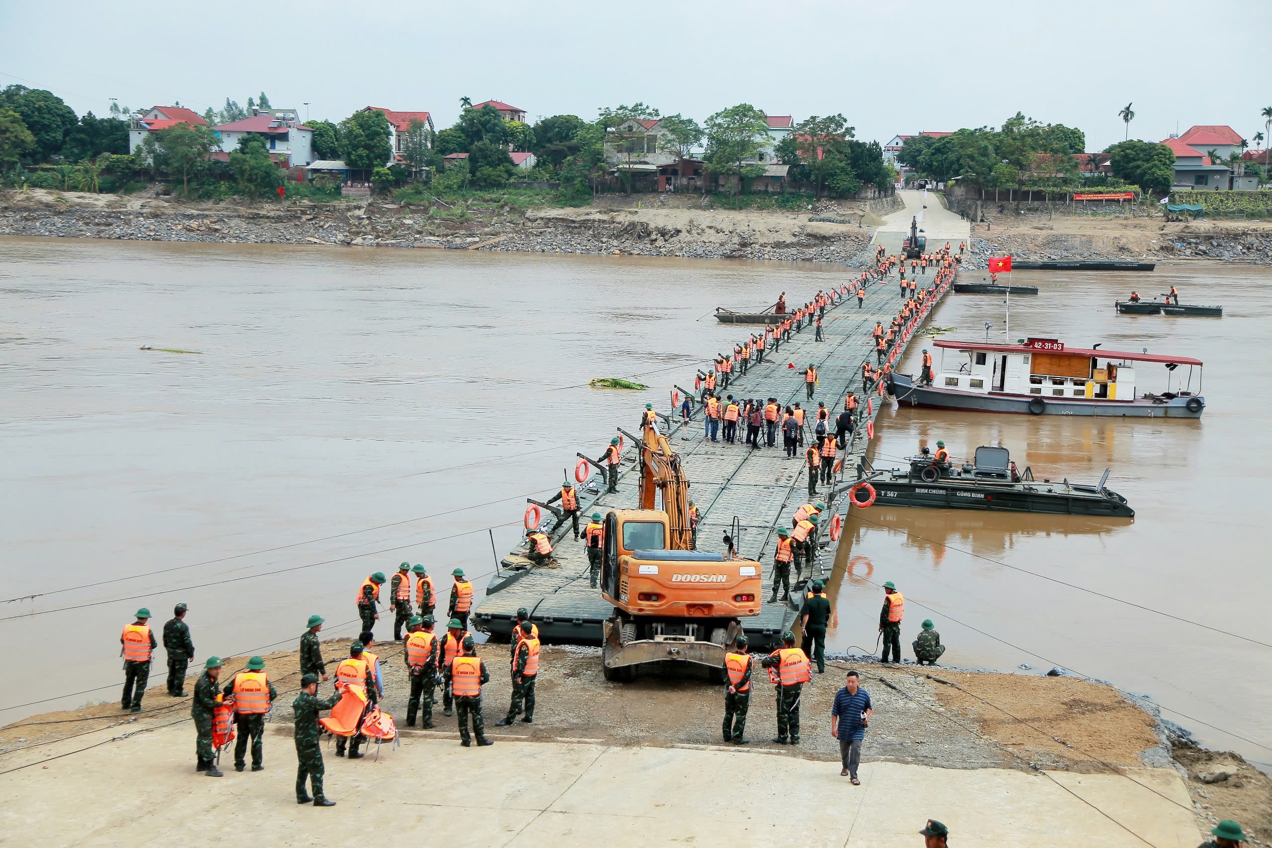 Lý do cầu phao Phong Châu tạm dừng sau hơn 1 ngày hoạt động- Ảnh 1.