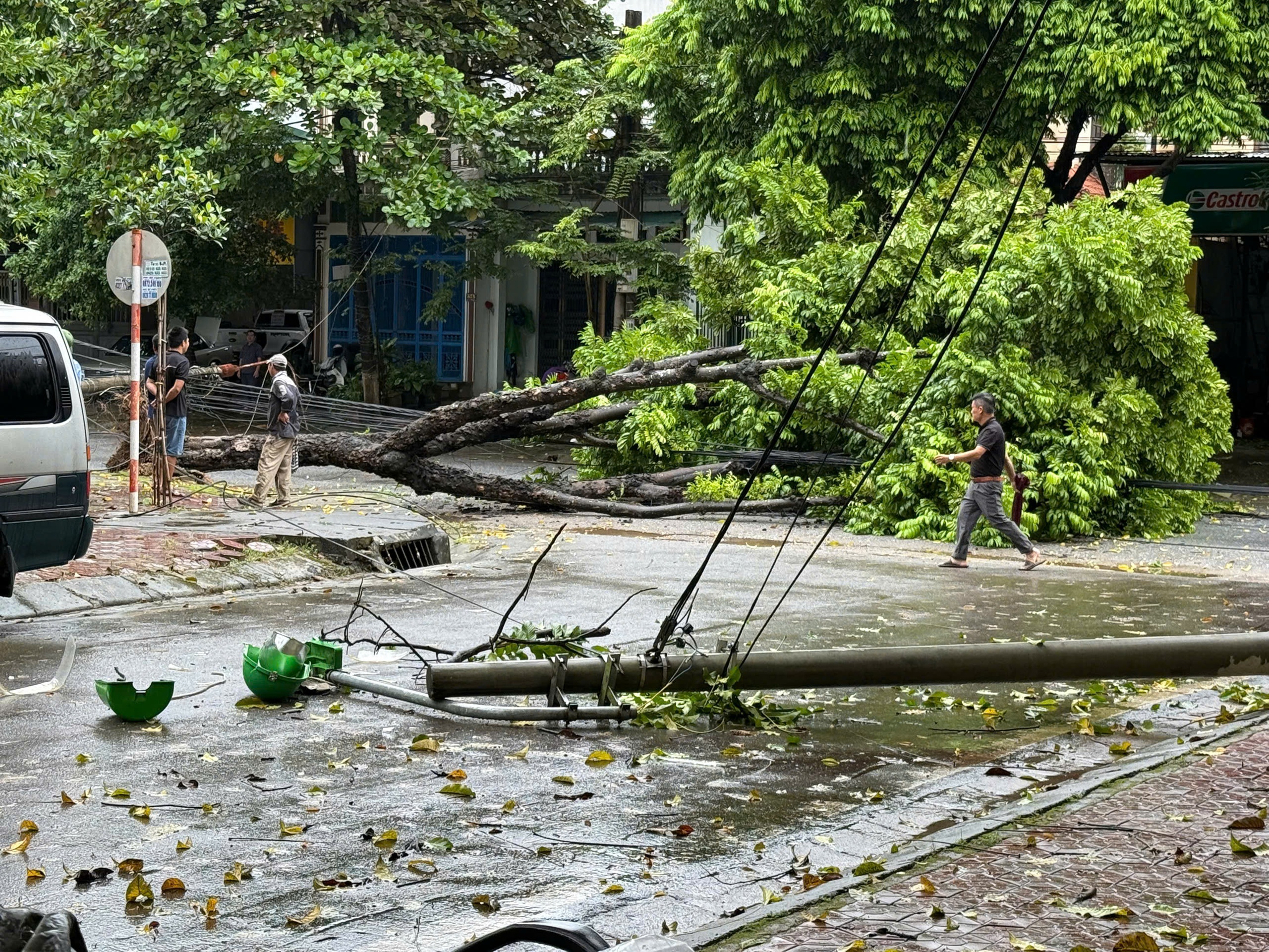 Lào Cai: Mưa lớn khiến nhiều tuyến đường sạt lở, cột điện gãy  - Ảnh 5.