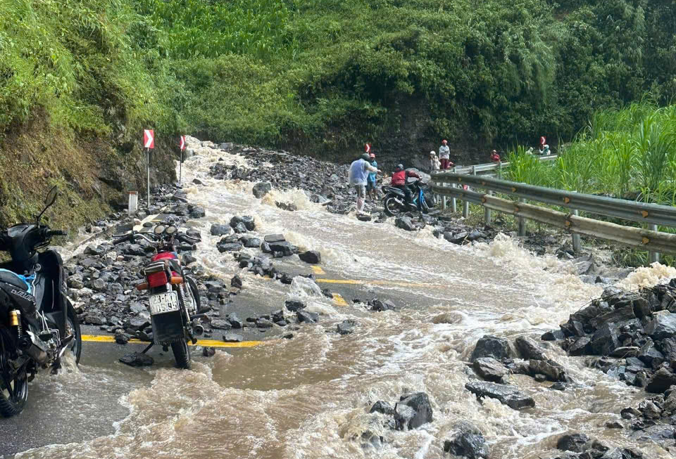 Đèo Mã Pì Lèng qua huyện Mèo Vạc hóa sông đã thông đường- Ảnh 1.