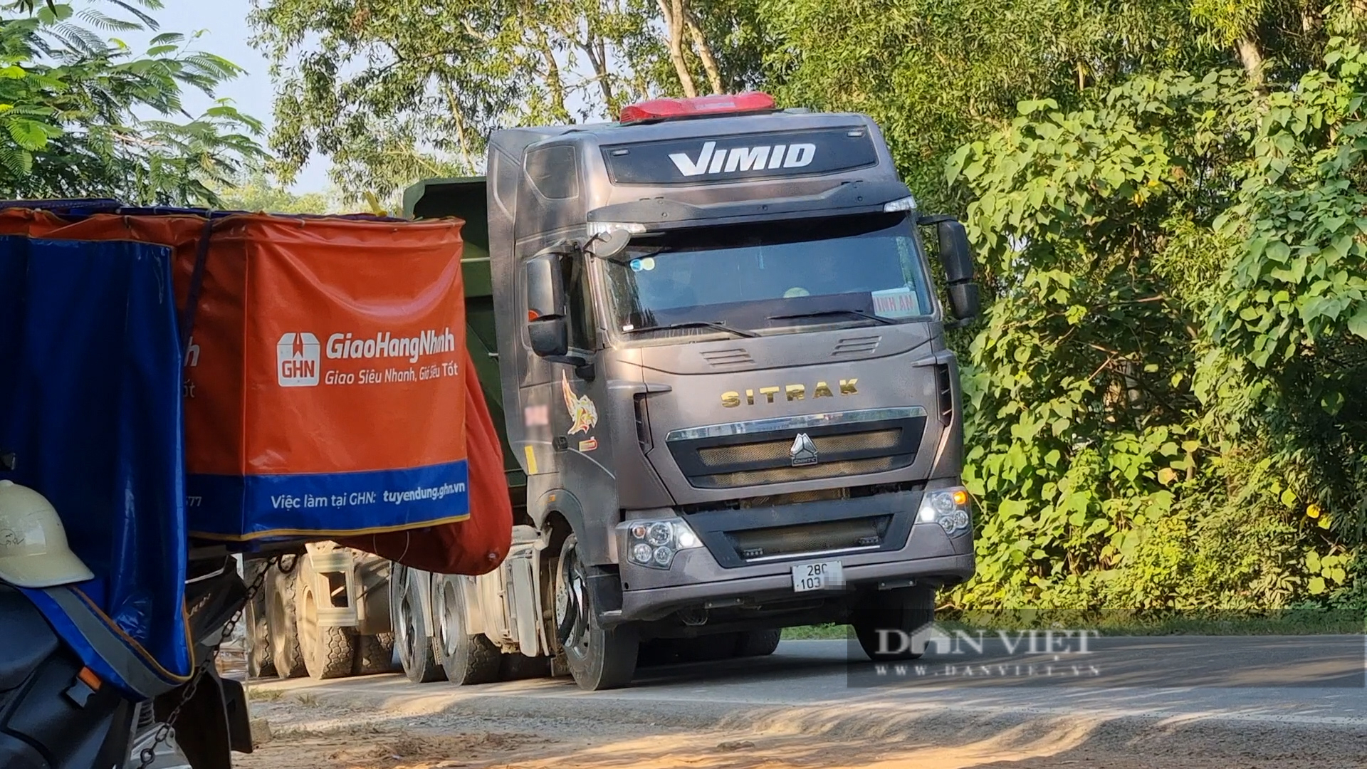 Huyện Yên Thủy (Hòa Bình): Khai thác, vận chuyển đất trái phép giữa ban ngày- Ảnh 5.