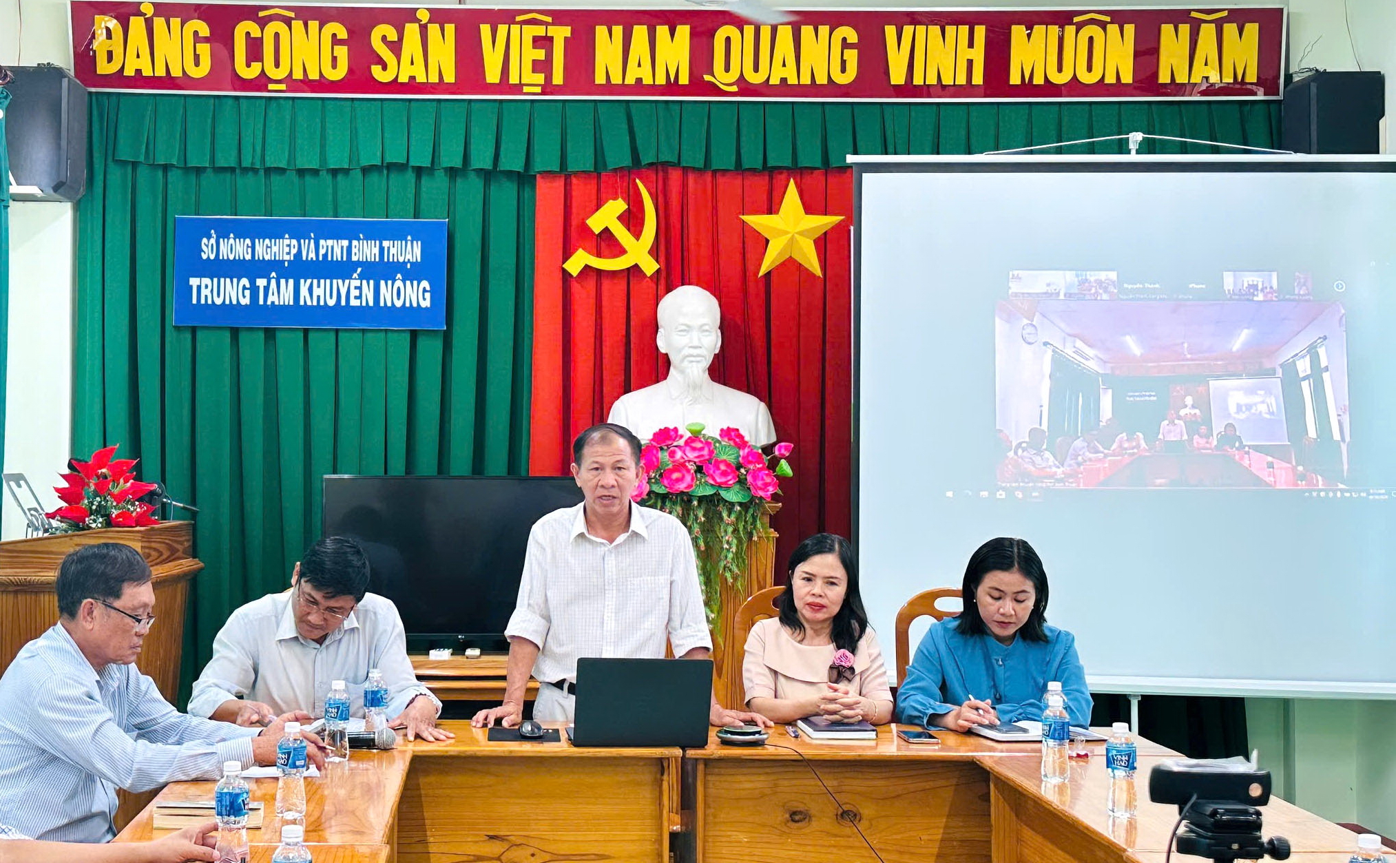 hàng trăm nông dân Bình Thuận vừa đứng ngoài vườn, vừa "lên lớp" học cách chăm sóc cây sầu riêng - Ảnh 1.