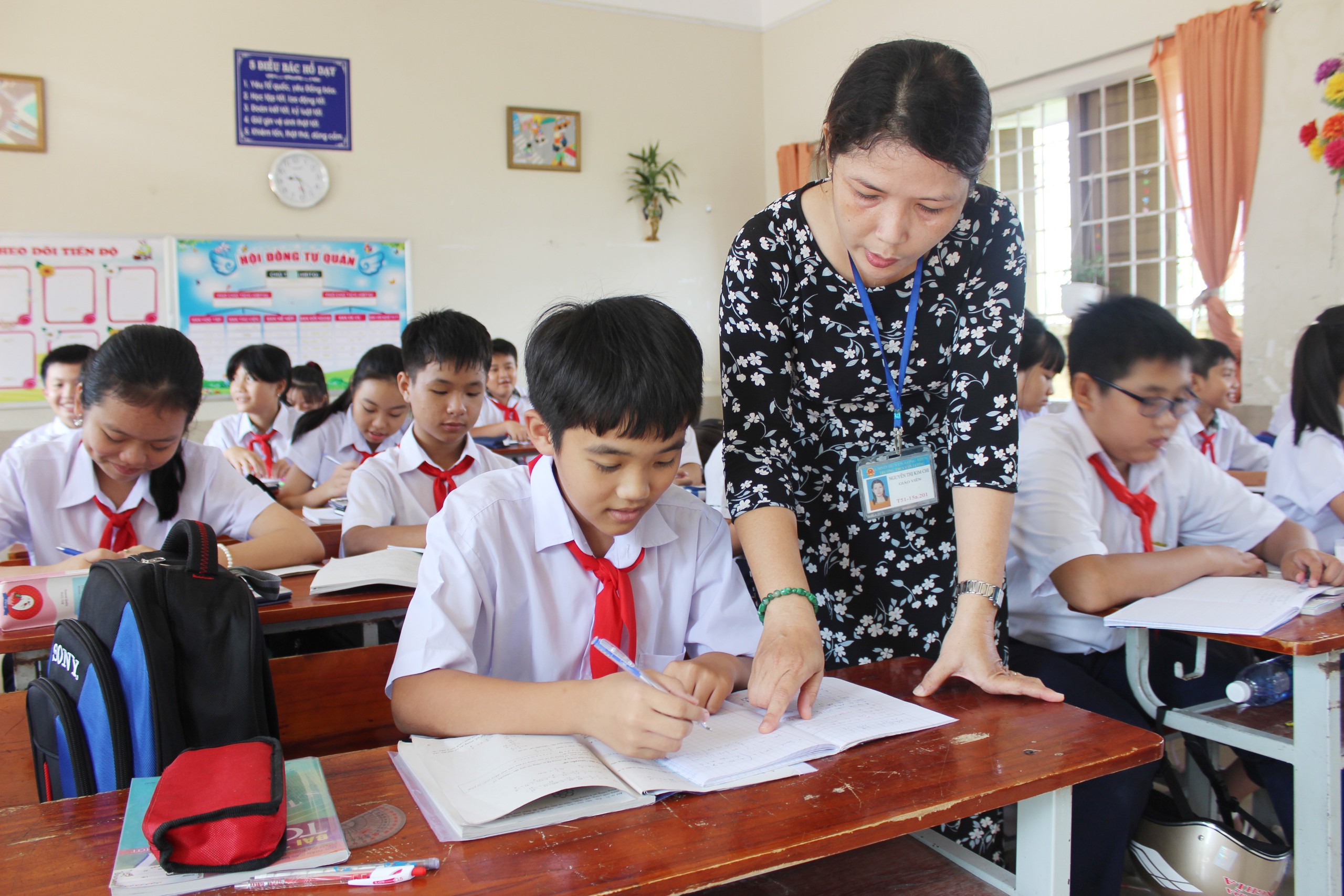 Đề xuất miễn học phí cho con giáo viên: "Nhiều nhóm đối tượng còn khó khăn hơn cần hỗ trợ"- Ảnh 2.