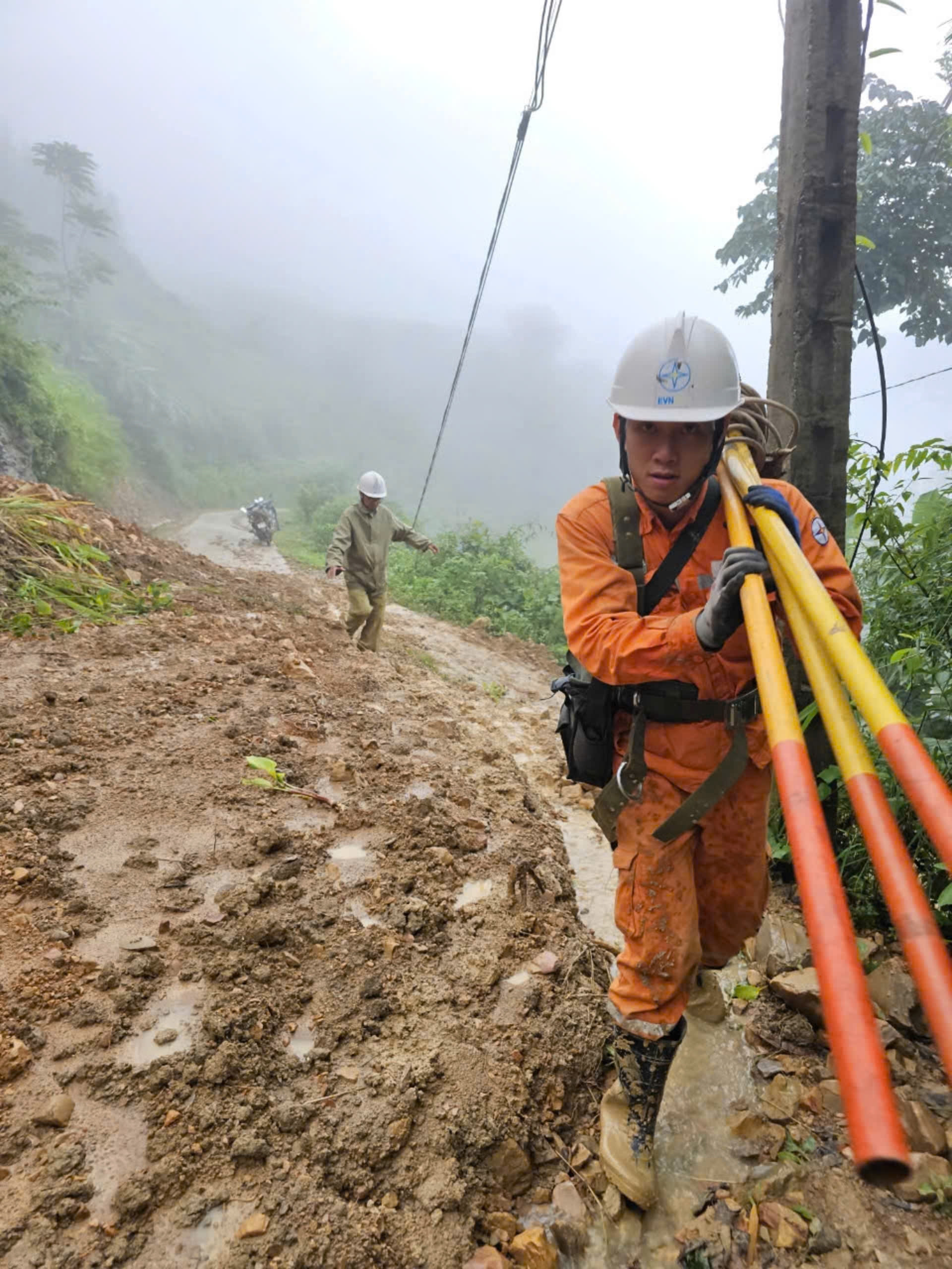 EVNNPC: Vươn xa dòng điện anh hùng - Ảnh 2.