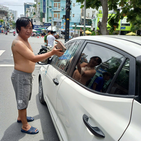 Bắt kẻ mang 4 tiền án, tiền sự đập phá kính taxi ở trung tâm TP.HCM - Ảnh 1.