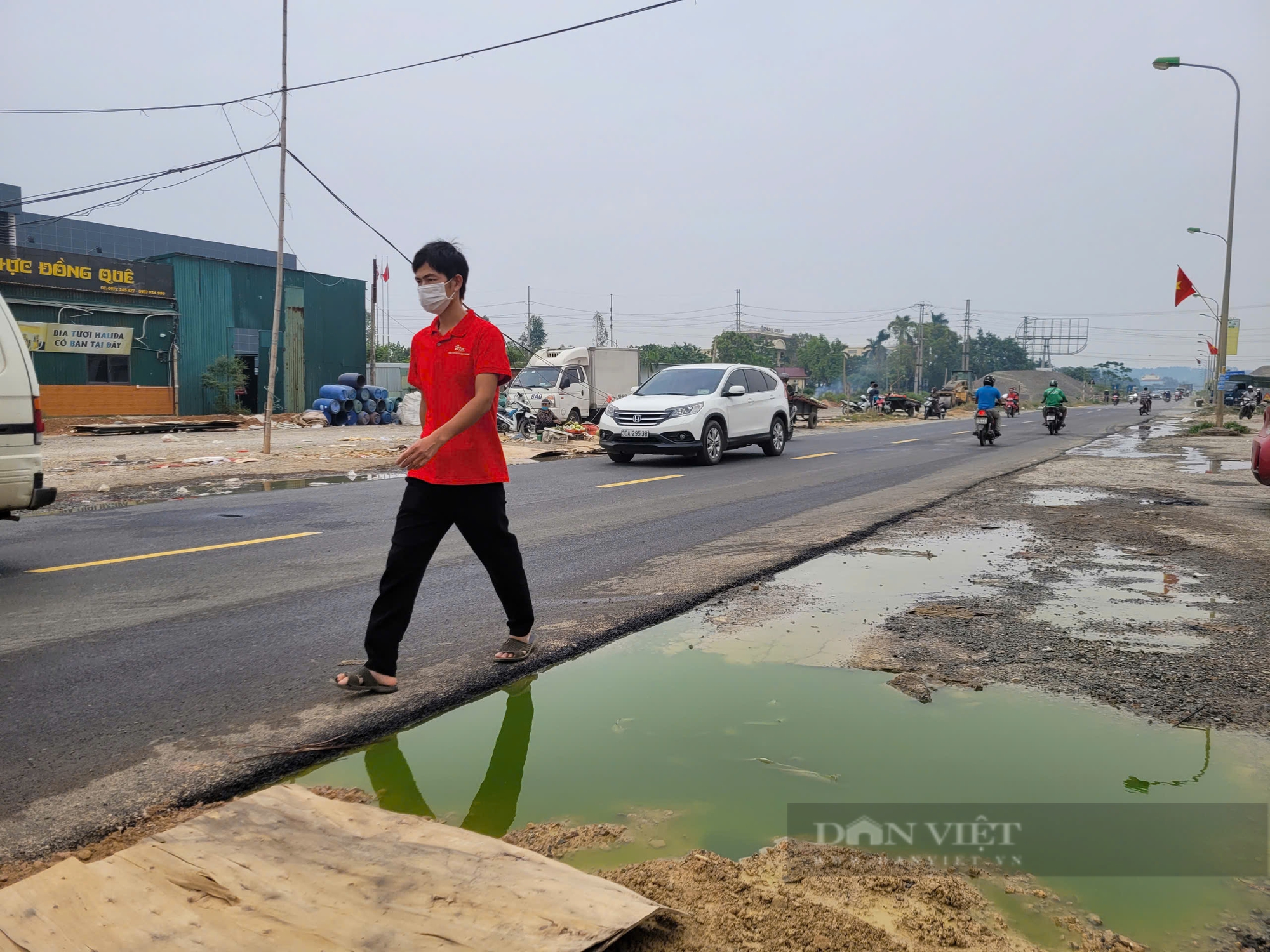 Chuyện lạ ở Hà Nội: Chỉ vá lại mặt đường, lấp hố sâu trên Quốc lộ 6 cũng khiến dân tình mừng vui - Ảnh 4.