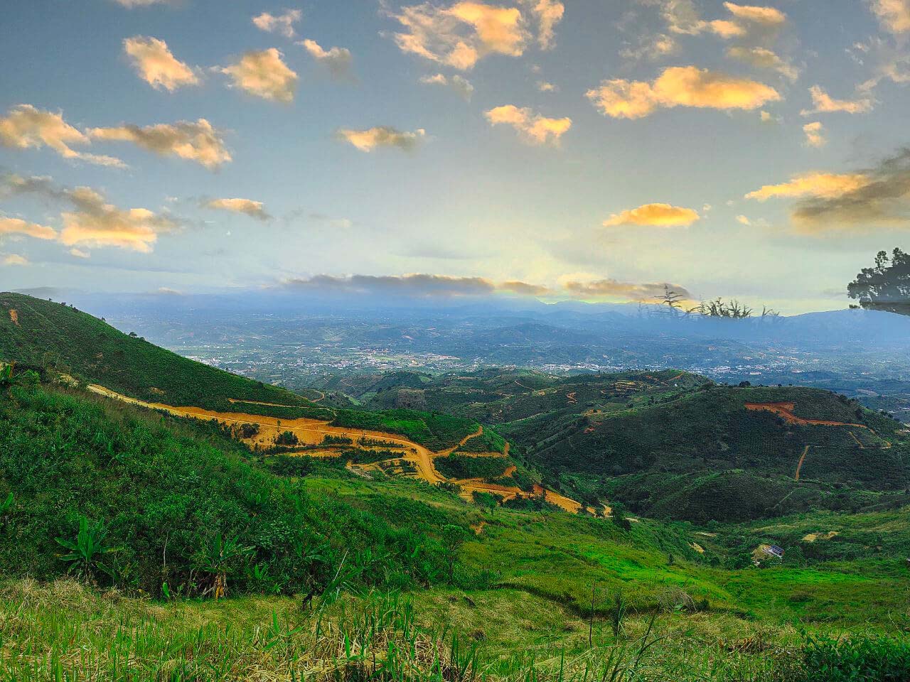 Không phải Tà Xùa, Y Tý đây mới là điểm đến săn mây với view triệu đô khiến giới trẻ săn lùng, thích thú - Ảnh 1.