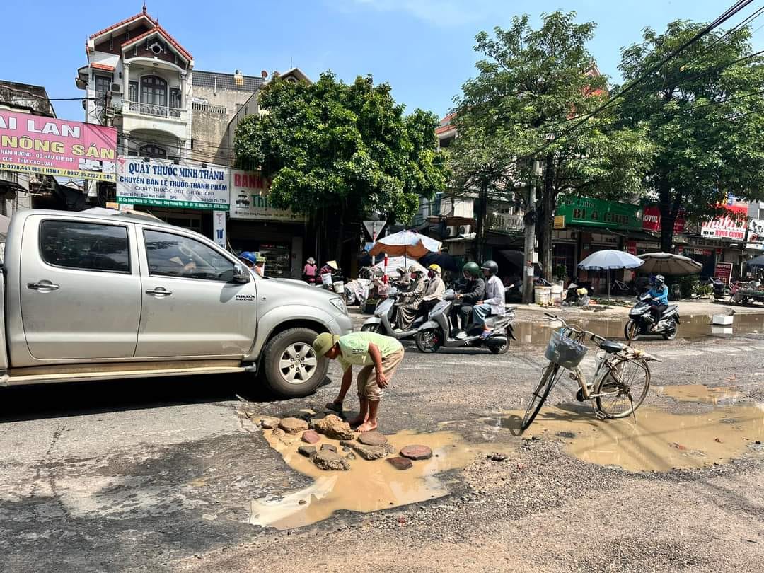 Chuyện lạ ở Hà Nội: Chỉ vá lại mặt đường, lấp hố sâu trên Quốc lộ 6 cũng khiến dân tình mừng vui - Ảnh 2.