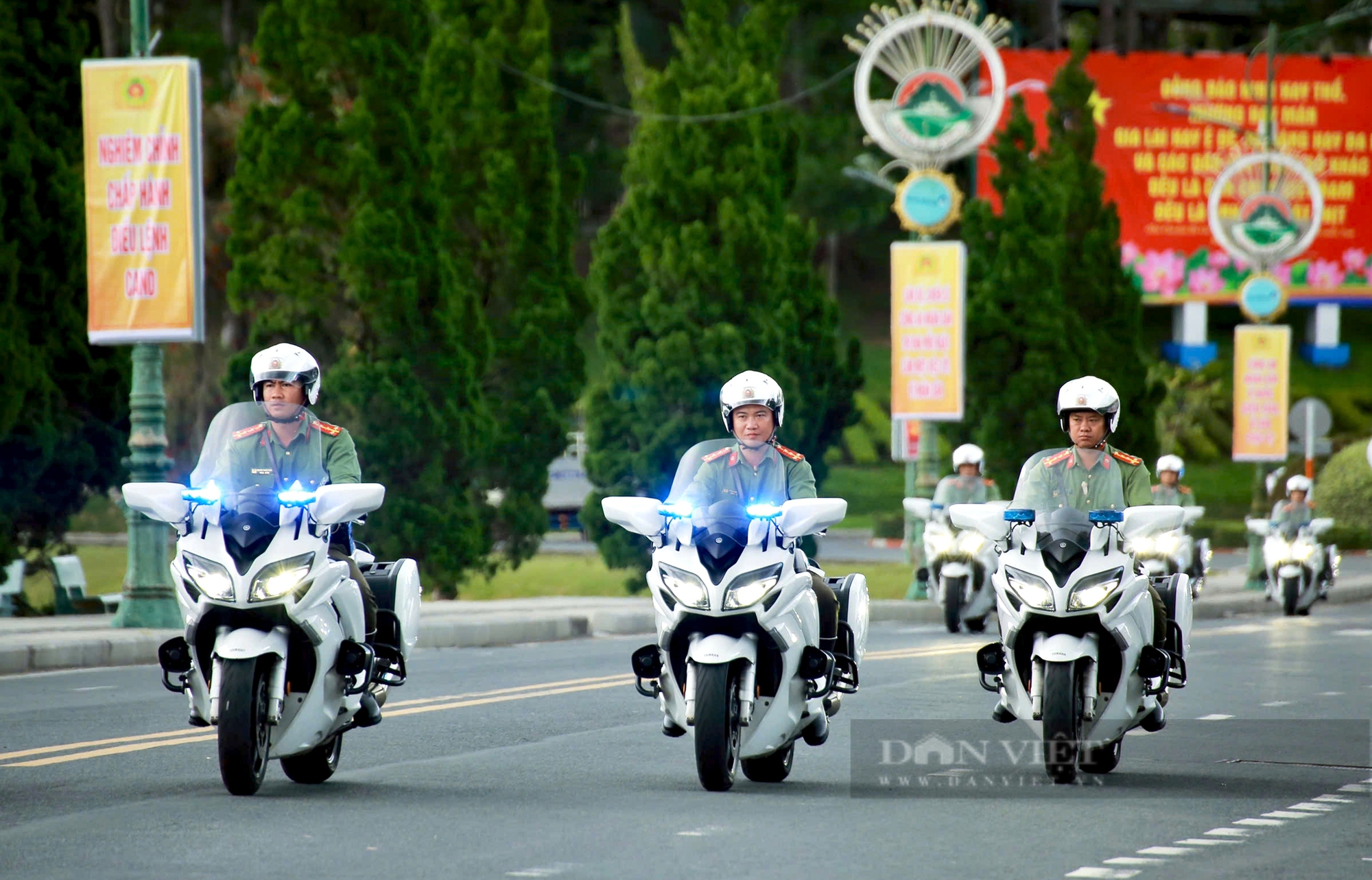 Hàng nghìn người dân TP.Đà Lạt thích thú xem công an diễu hành môtô, kỵ binh trên đường phố- Ảnh 9.