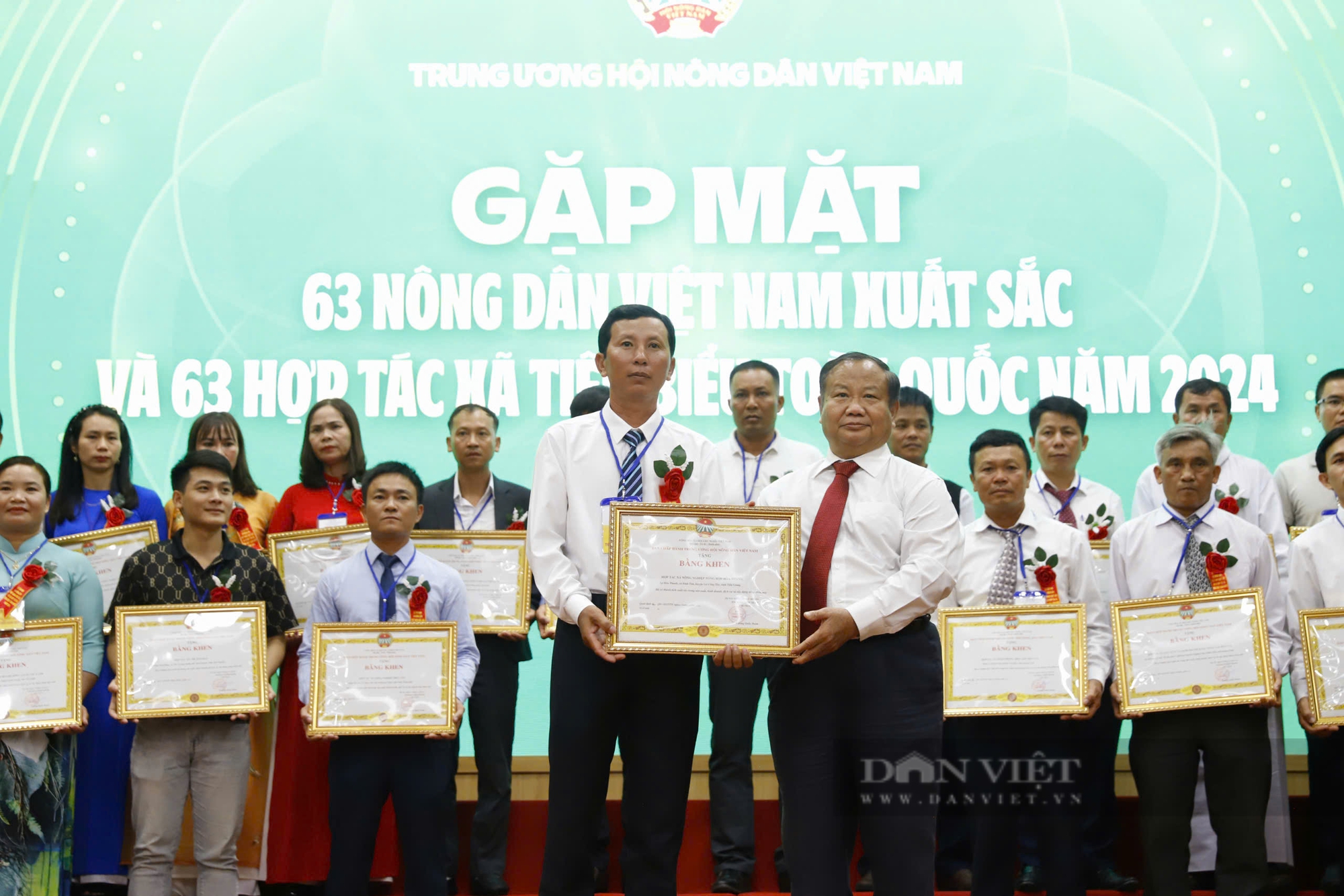 TƯ Hội Nông dân Việt Nam gặp mặt 63 nông dân Việt Nam xuất sắc và 63 HTX tiêu biểu toàn quốc năm 2024 - Ảnh 9.