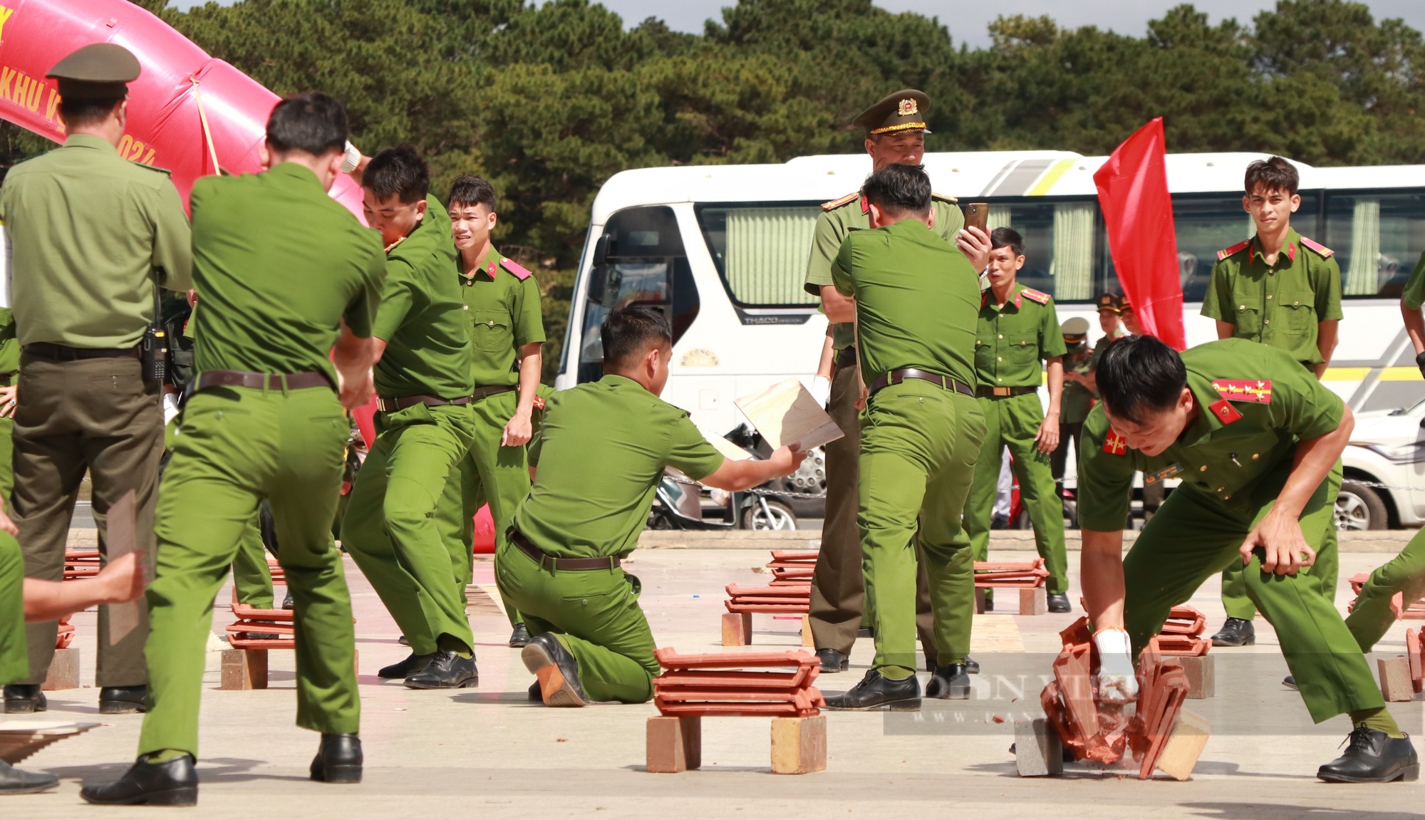 Dùng đao kẹp vào cổ kéo ôtô tại Đại hội khỏe "Vì An ninh tổ quốc" - Ảnh 11.