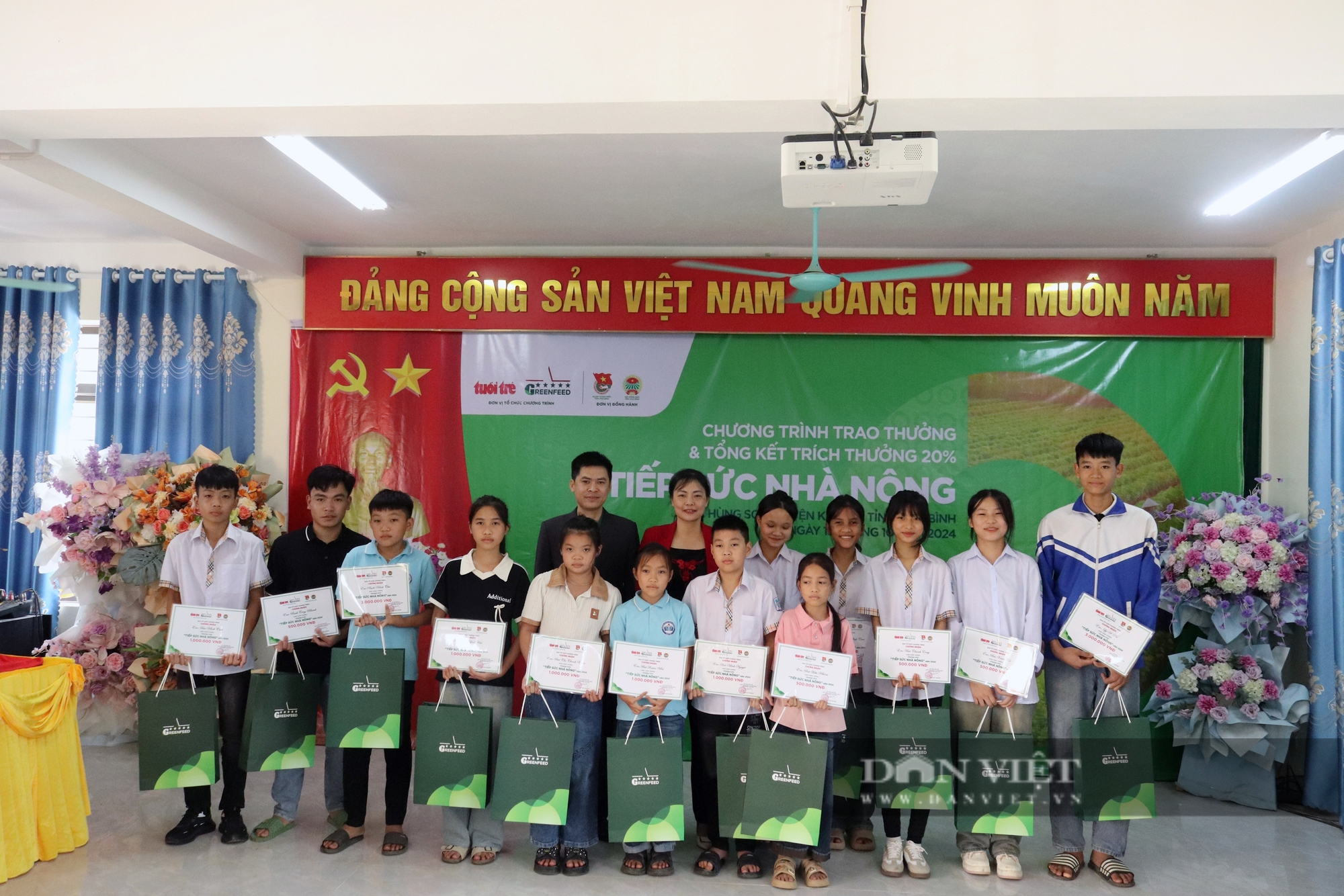 38 con em nông dân có thành tích học tập tốt ở Hòa Bình được trao thưởng “Tiếp sức nhà nông” năm 2024 - Ảnh 6.