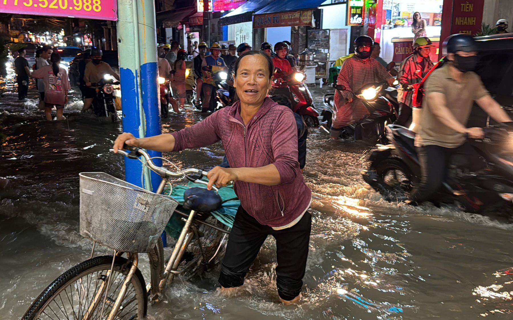 Mưa lớn nhiều tuyến đường thường xuyên ngập nặng ở Thủ Đức, người dân nói chọn cảnh “sống chung - Ảnh 3.