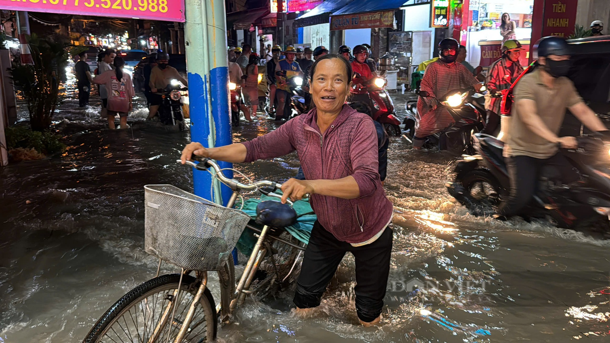 Mưa lớn kéo dài, người và xe té ngã trong nước ngập - Ảnh 2.