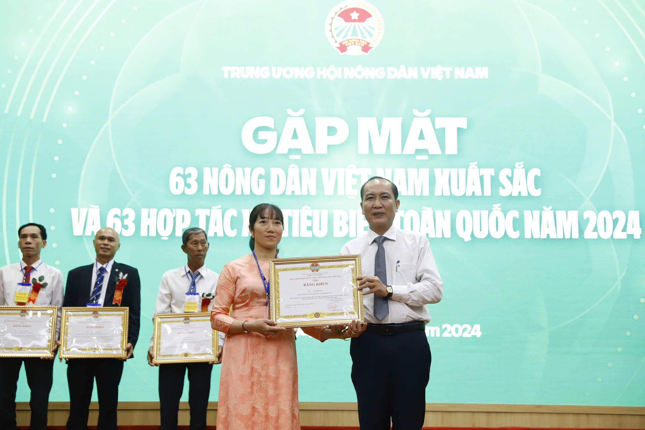 TƯ Hội Nông dân Việt Nam gặp mặt 63 nông dân Việt Nam xuất sắc và 63 HTX tiêu biểu toàn quốc năm 2024 - Ảnh 10.