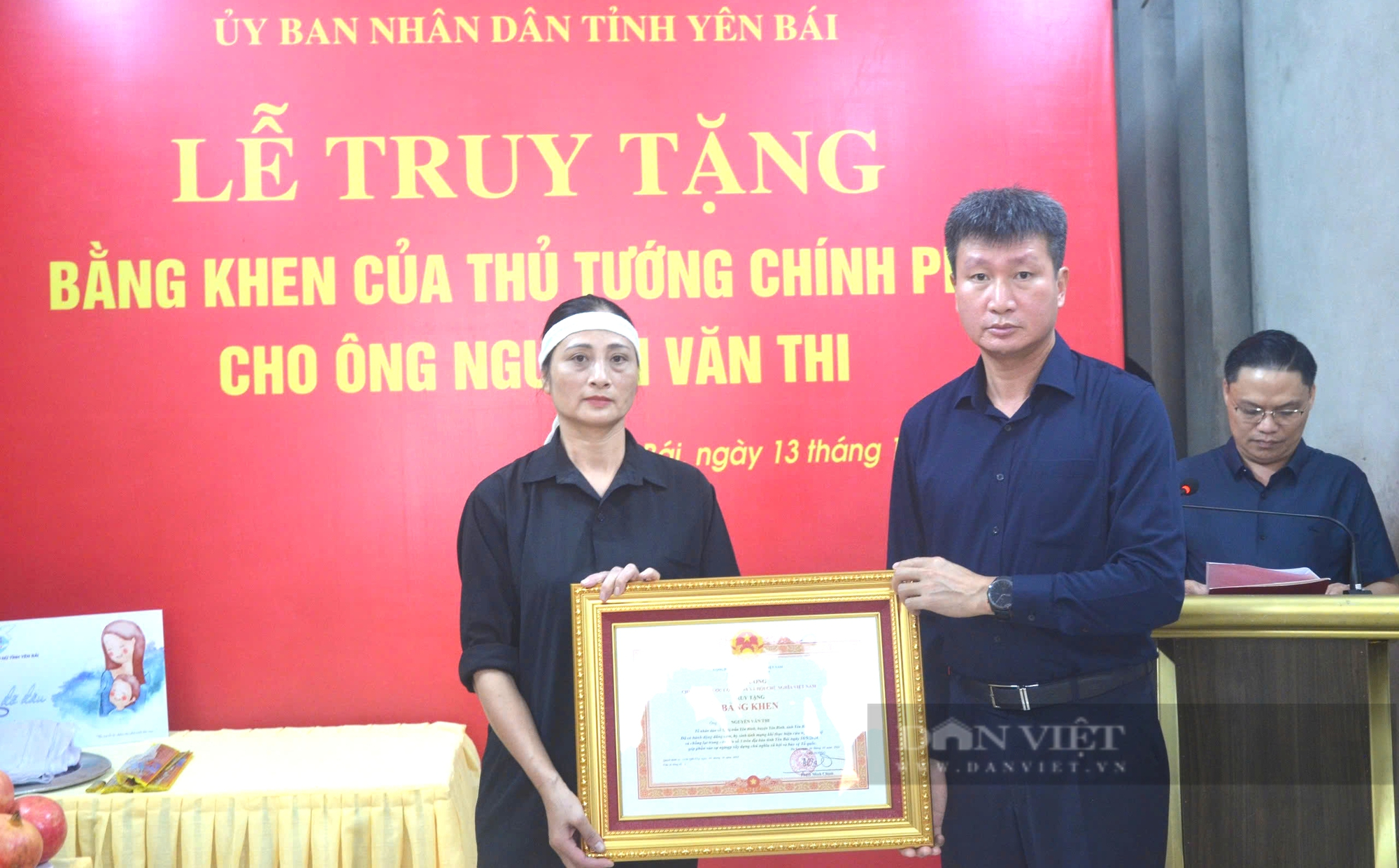 Truy tặng Bằng khen của Thủ tướng cho người hy sinh khi cứu hộ trong bão số 3 tại Yên Bái- Ảnh 1.