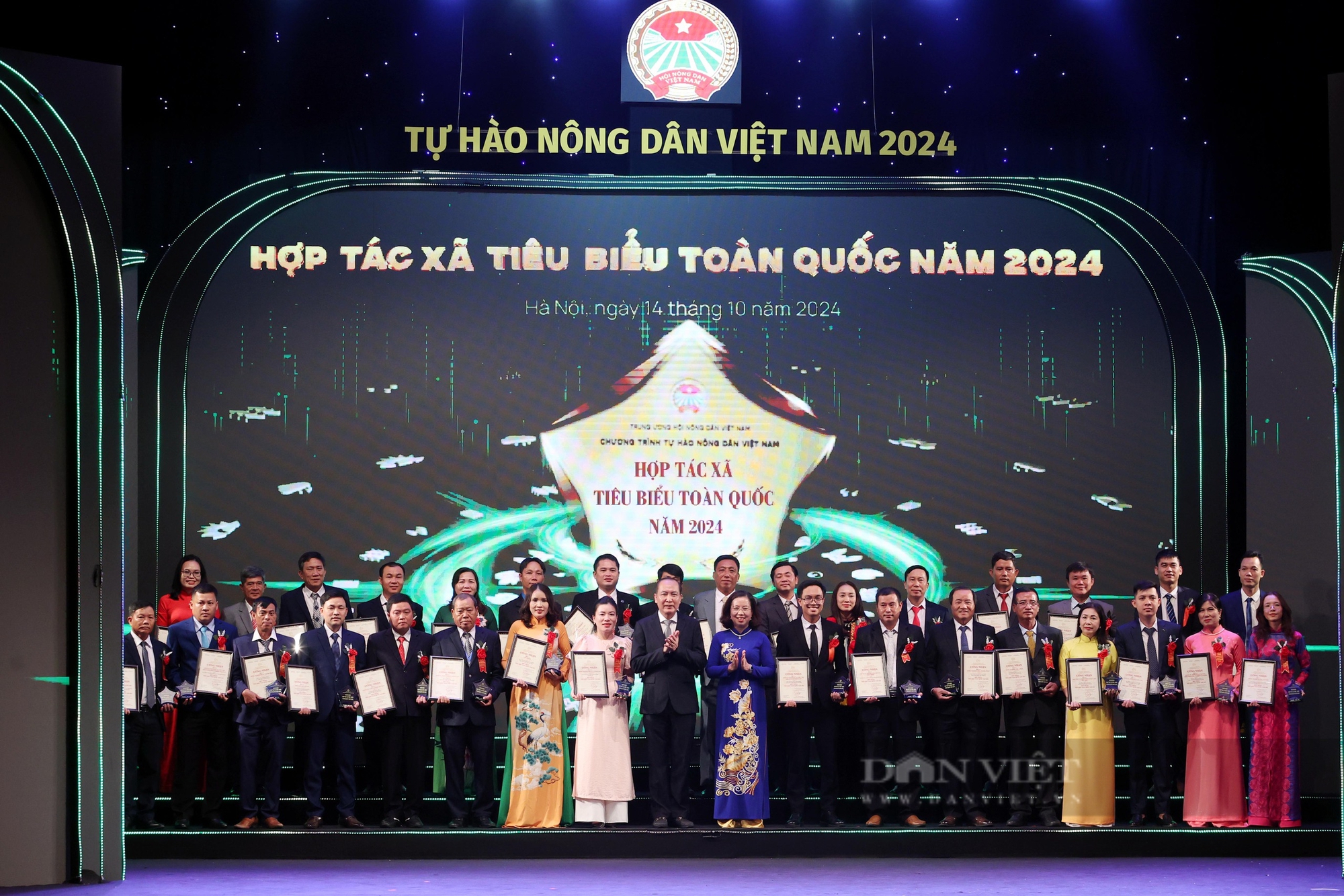 Toàn cảnh Lễ Tôn vinh Nông dân Việt Nam xuất sắc và biểu dương HTX tiêu biểu năm 2024 - Ảnh 23.