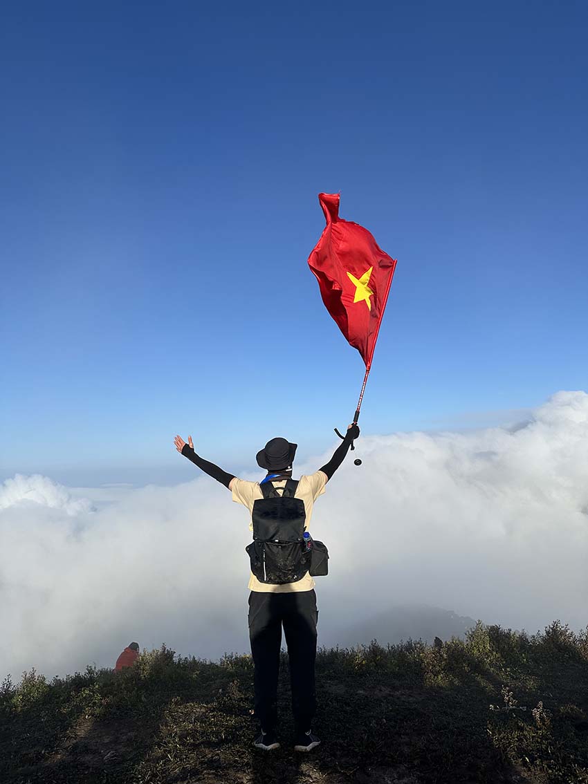 Hàng trăm bạn trẻ chen chân săn mây, “sống ảo tại đỉnh nùi Tà Chì Nhù - Ảnh 4.