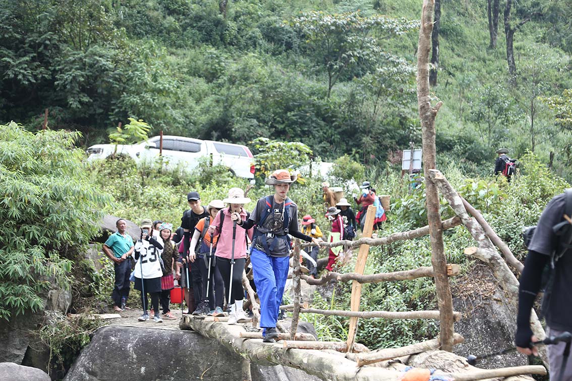 Hàng trăm bạn trẻ chen chân săn mây, “sống ảo tại đỉnh nùi Tà Chì Nhù - Ảnh 8.